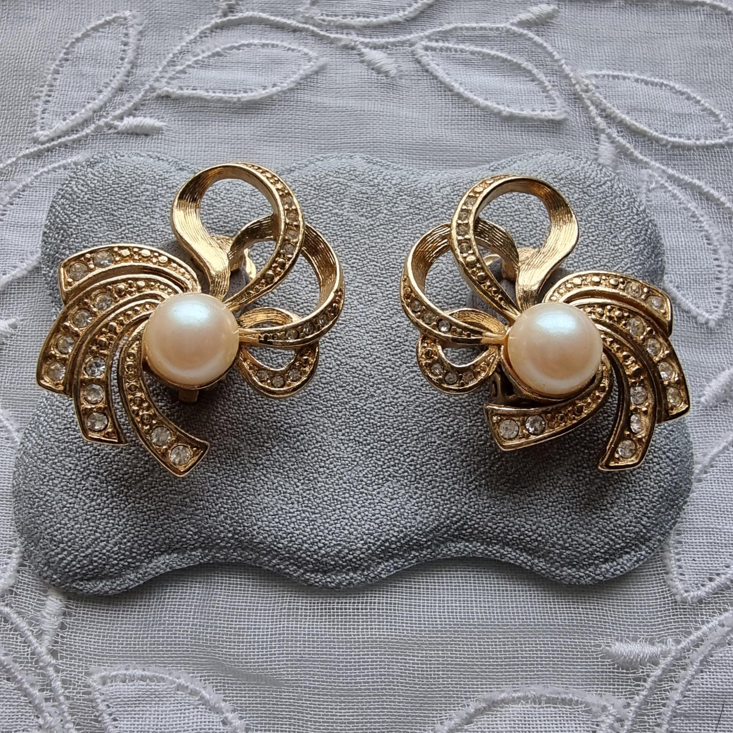 Clip on - Richelieu Pearl and Crystals Bow Clip on Earrings