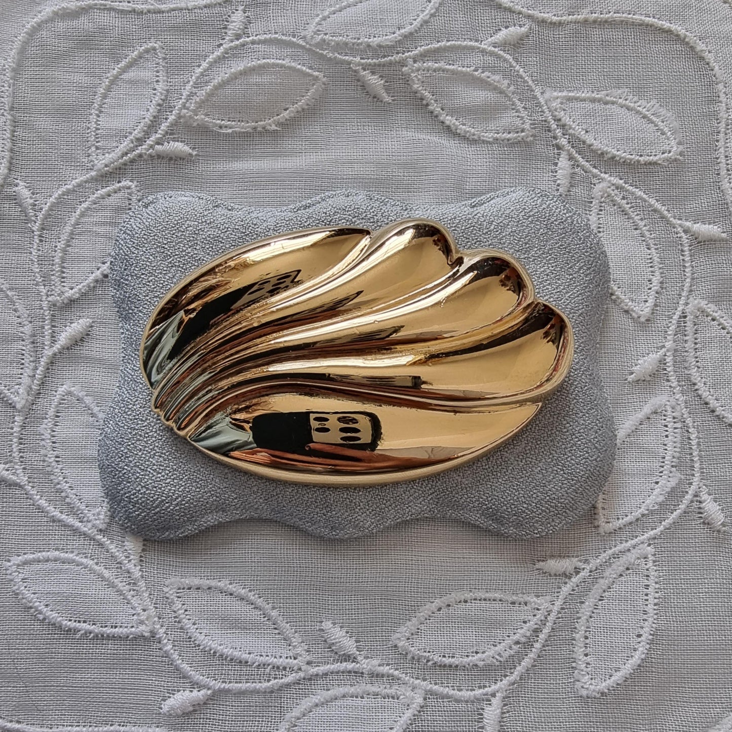 Brooch - Monet Gold Oval Abstract Wave Brooch