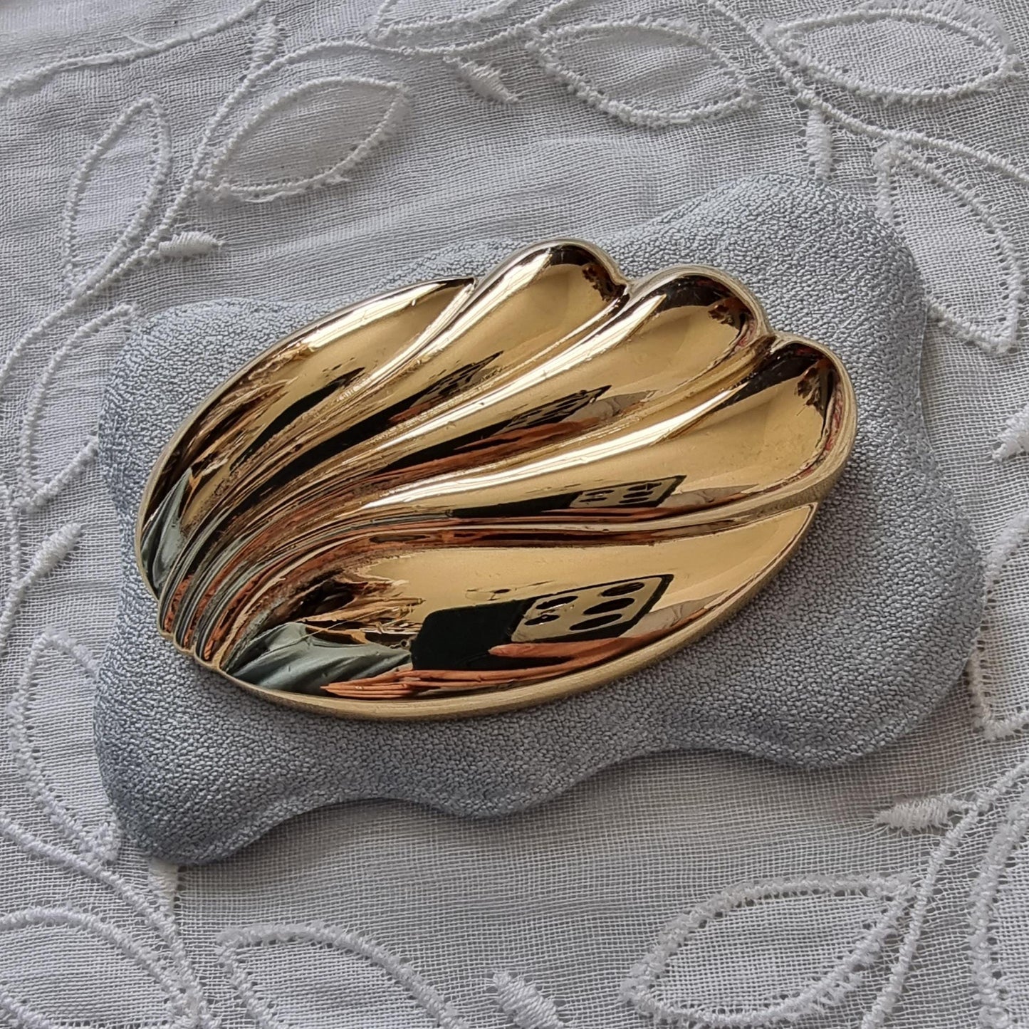 Brooch - Monet Gold Oval Abstract Wave Brooch