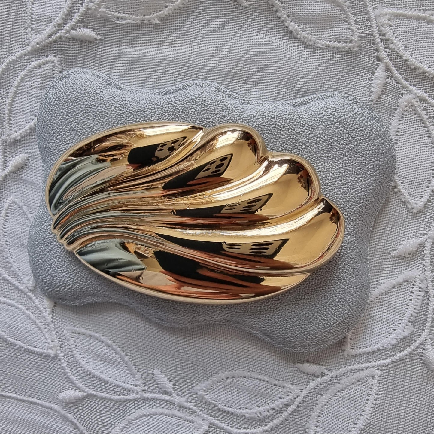 Brooch - Monet Gold Oval Abstract Wave Brooch
