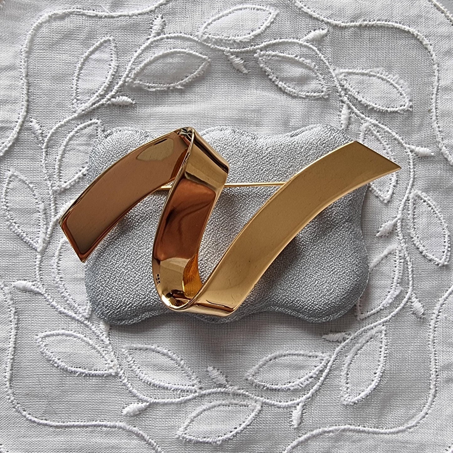 Brooch - Monet Gold Ribbon Brooch