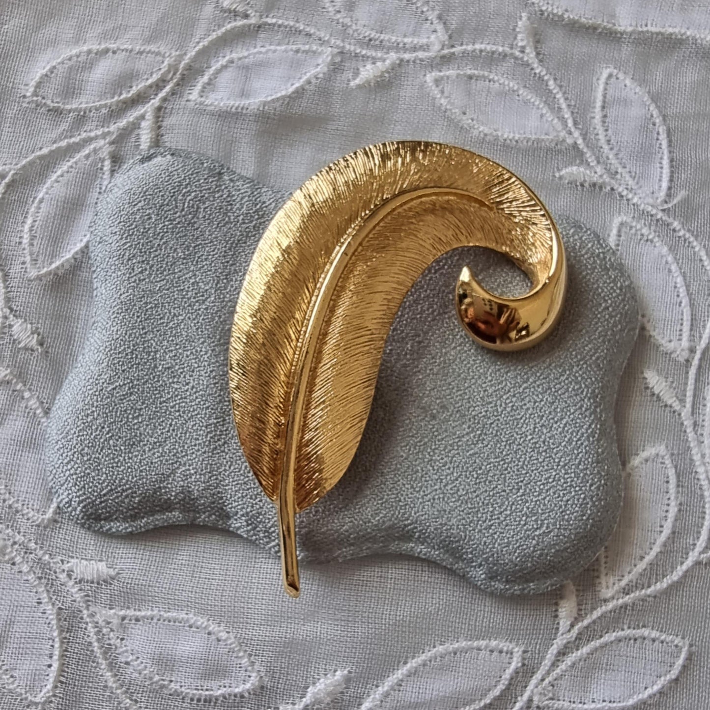 Brooch - Small Gold Feather Brooch