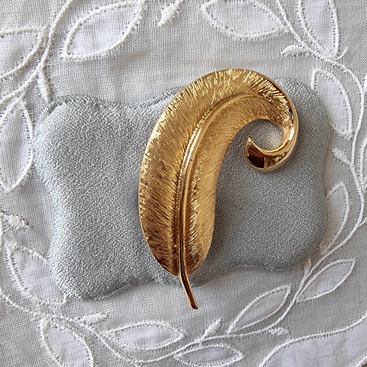 Brooch - Small Gold Feather Brooch