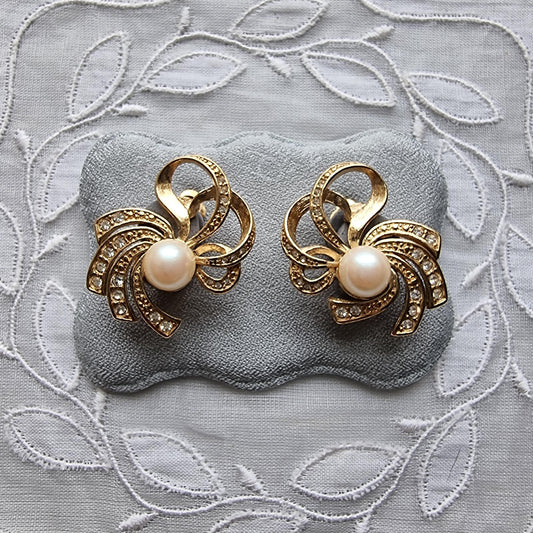 Clip on - Richelieu Pearl and Crystals Bow Clip on Earrings