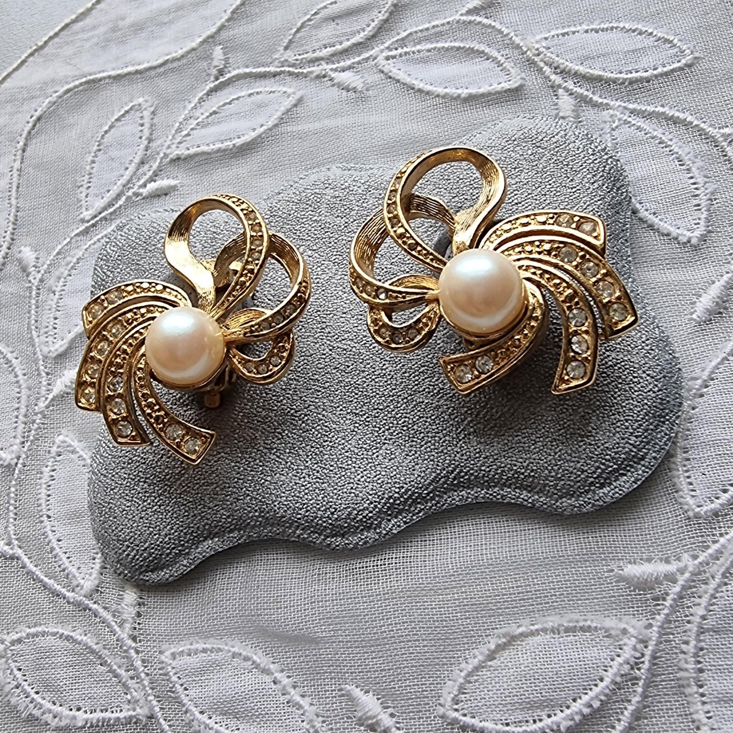 Clip on - Richelieu Pearl and Crystals Bow Clip on Earrings