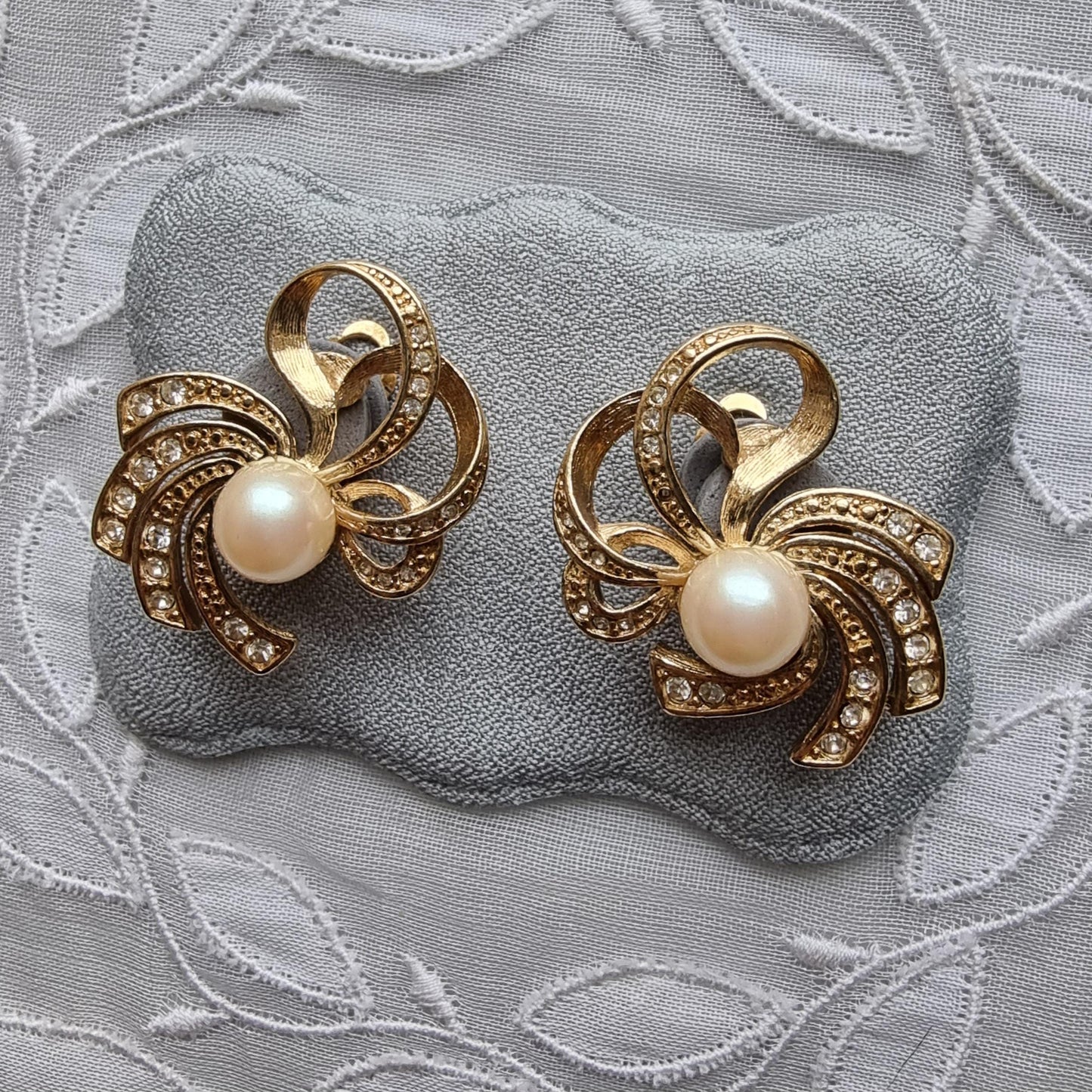 Clip on - Richelieu Pearl and Crystals Bow Clip on Earrings