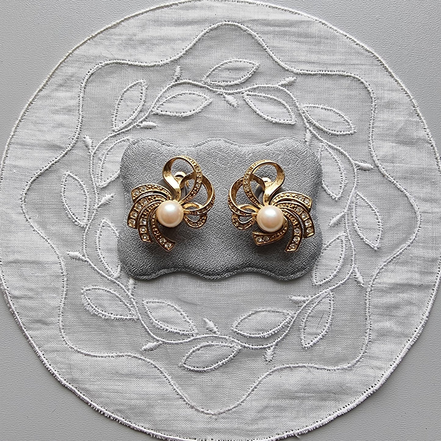 Clip on - Richelieu Pearl and Crystals Bow Clip on Earrings