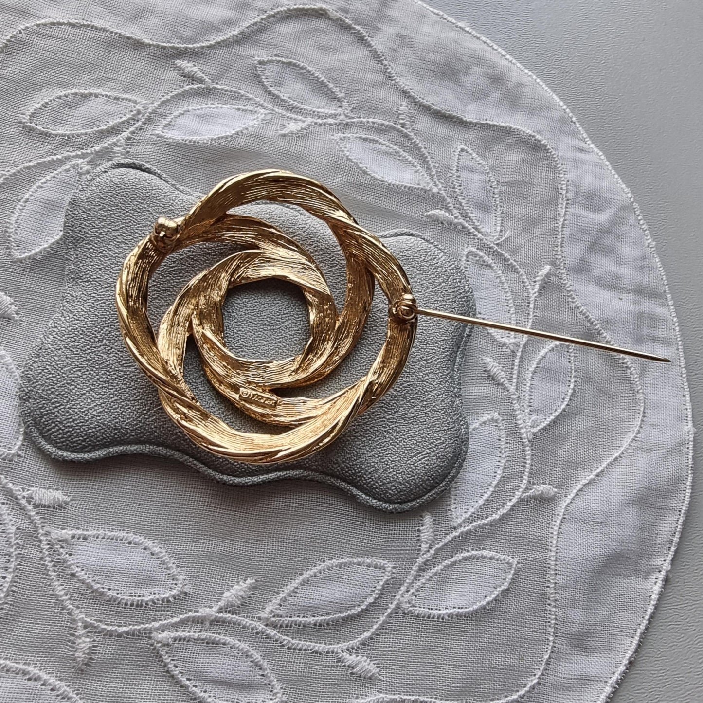 Brooch - Monet Gold Twist Wire Knot Brooch