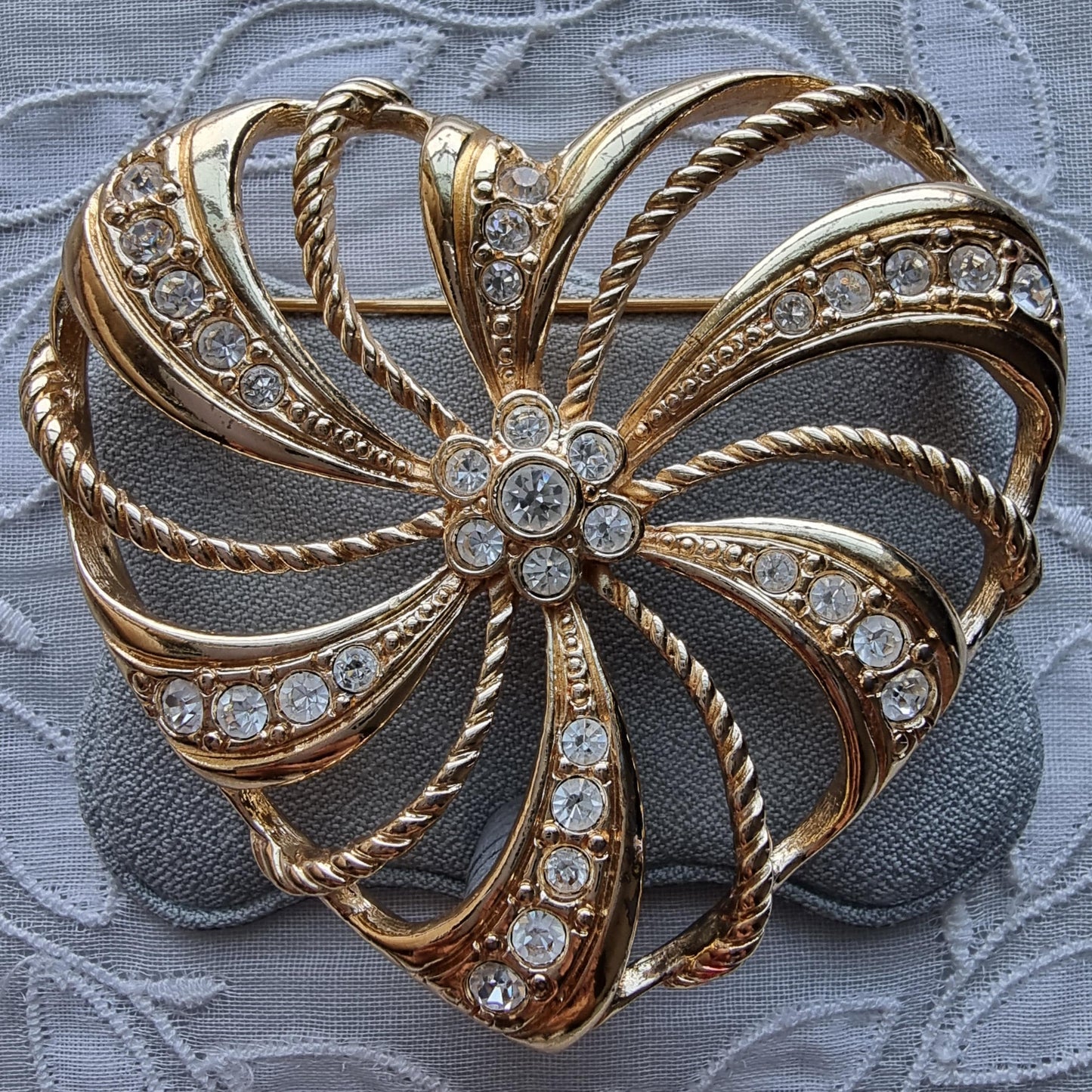 Brooch - Avon Big Heart Crystal Spray Brooch