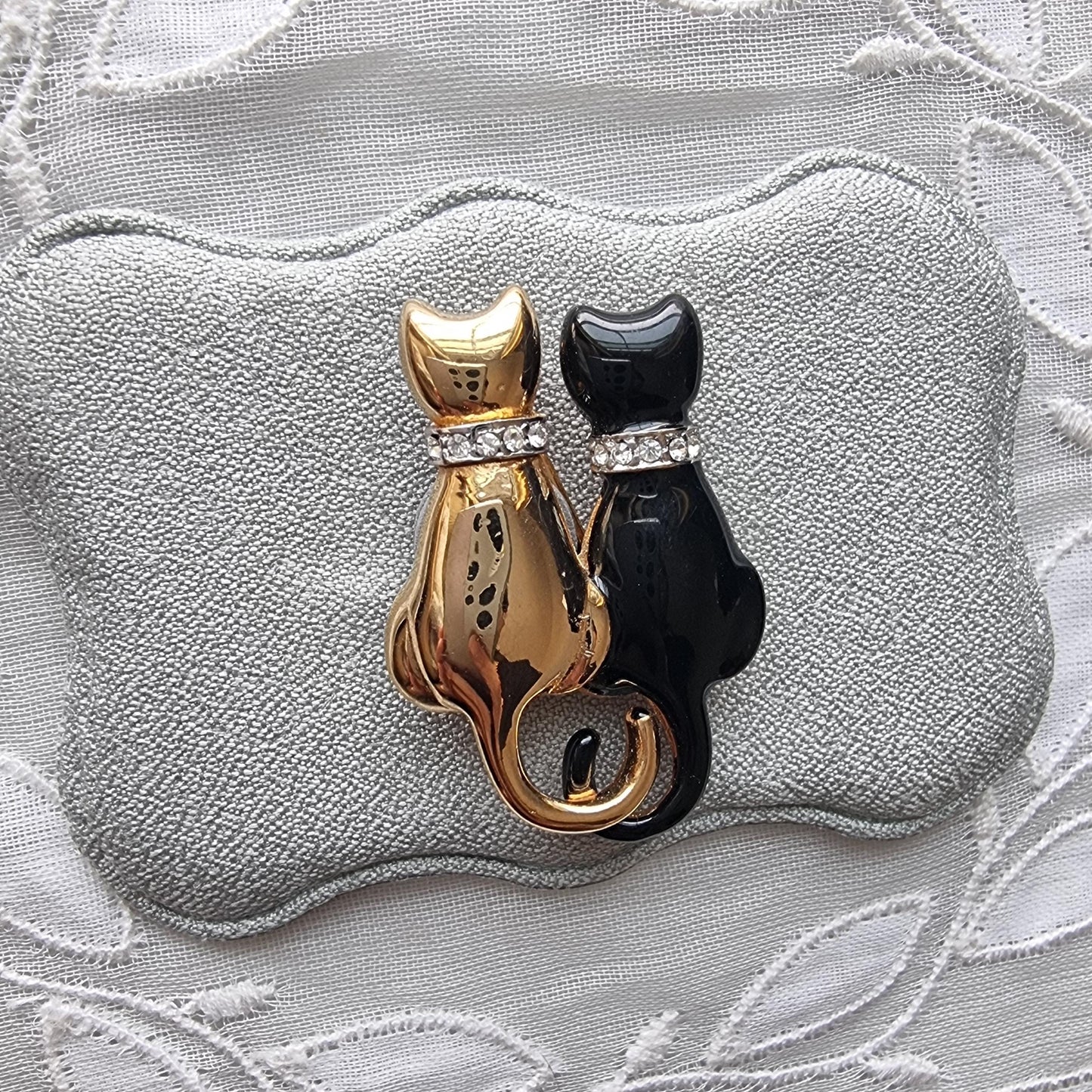 Brooch - Keyes Gold and Black Cats with Crystal Collars Brooch