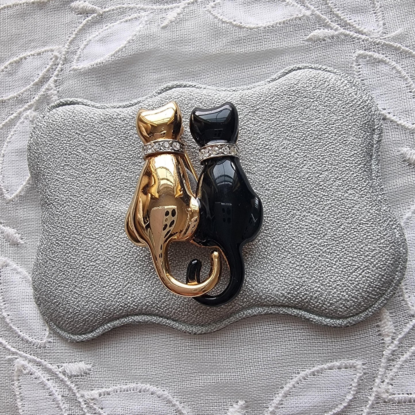 Brooch - Keyes Gold and Black Cats with Crystal Collars Brooch