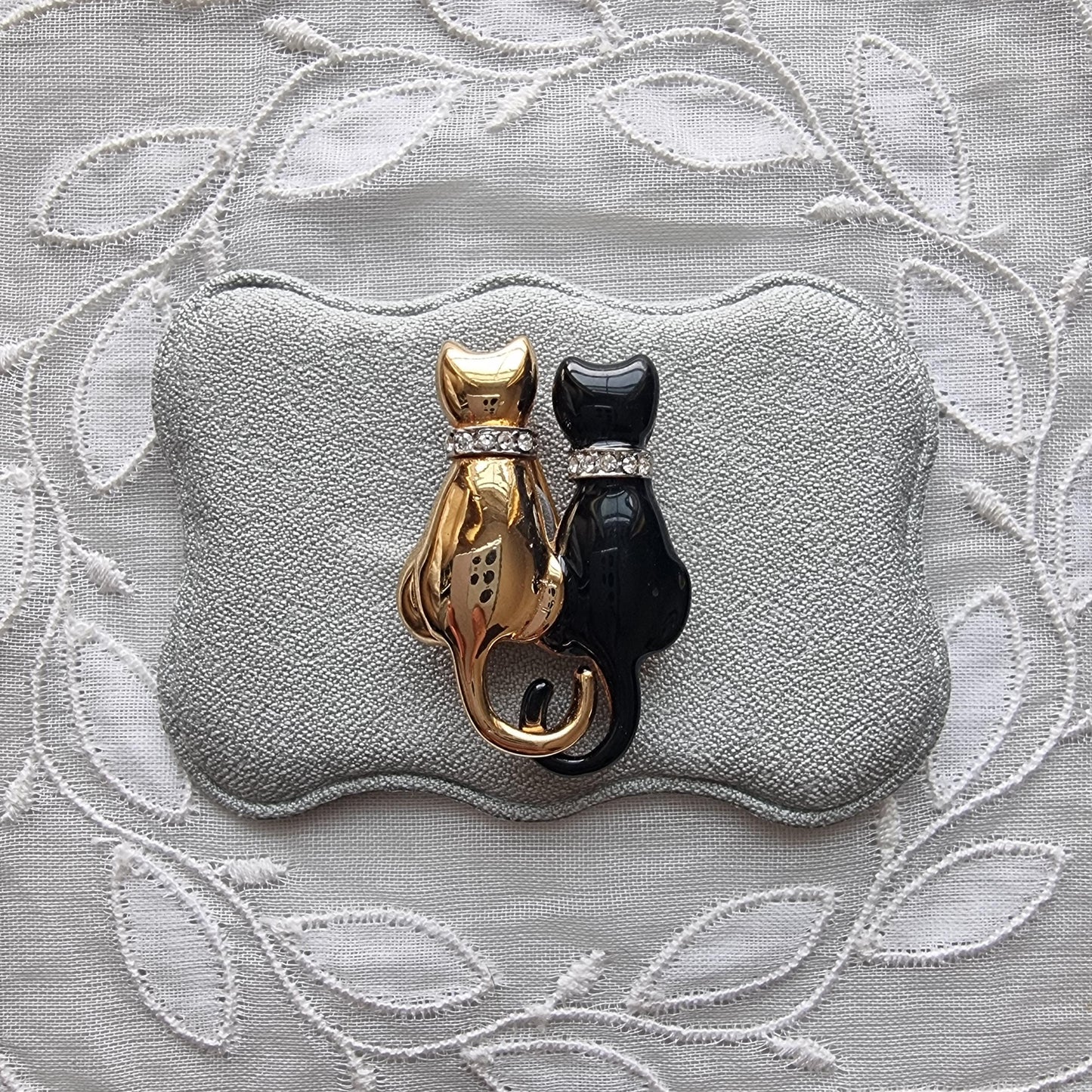 Brooch - Keyes Gold and Black Cats with Crystal Collars Brooch