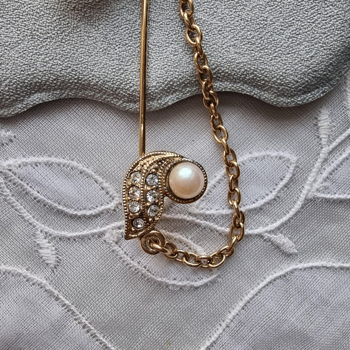 Stick Pin - Pearl and Crystals Flower Chain Stick Pin Brooch
