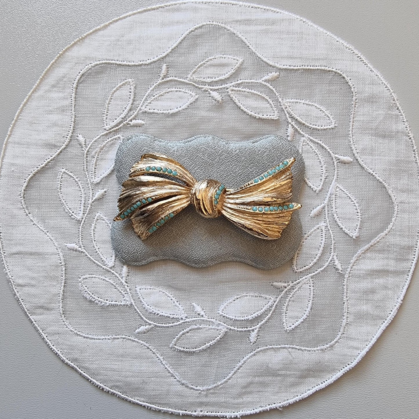 Brooch - Sphinx Gold Turquoise Bow Brooch