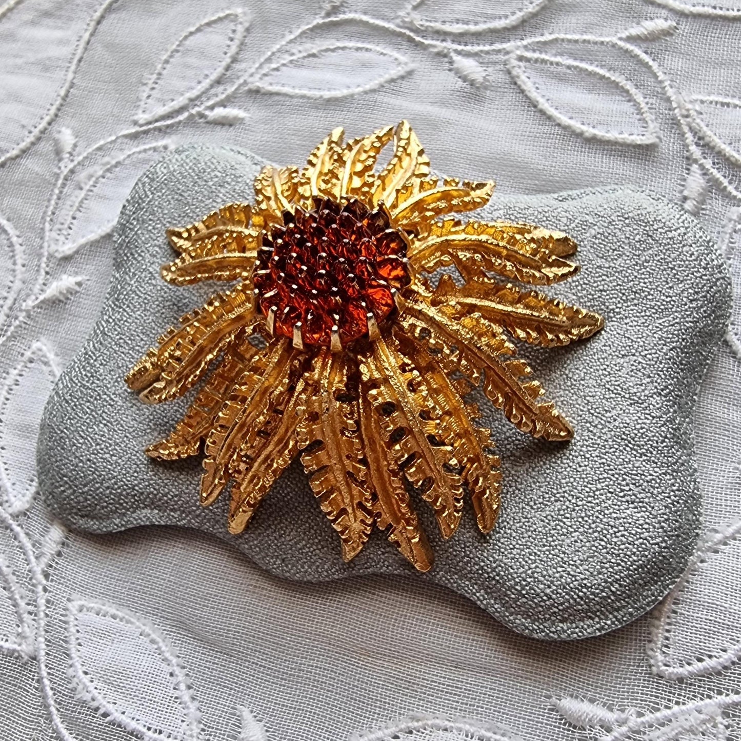 Brooch - Sarah Coventry Brown Moulded Glass Flower Brooch