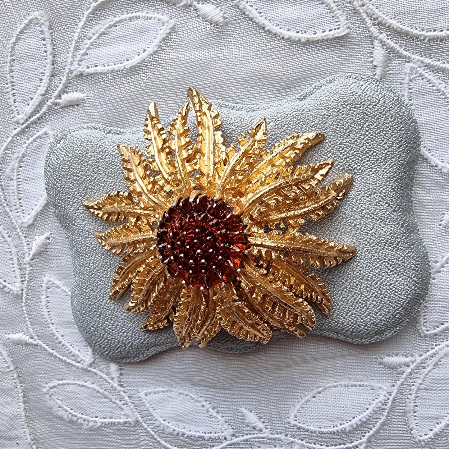 Brooch - Sarah Coventry Brown Moulded Glass Flower Brooch