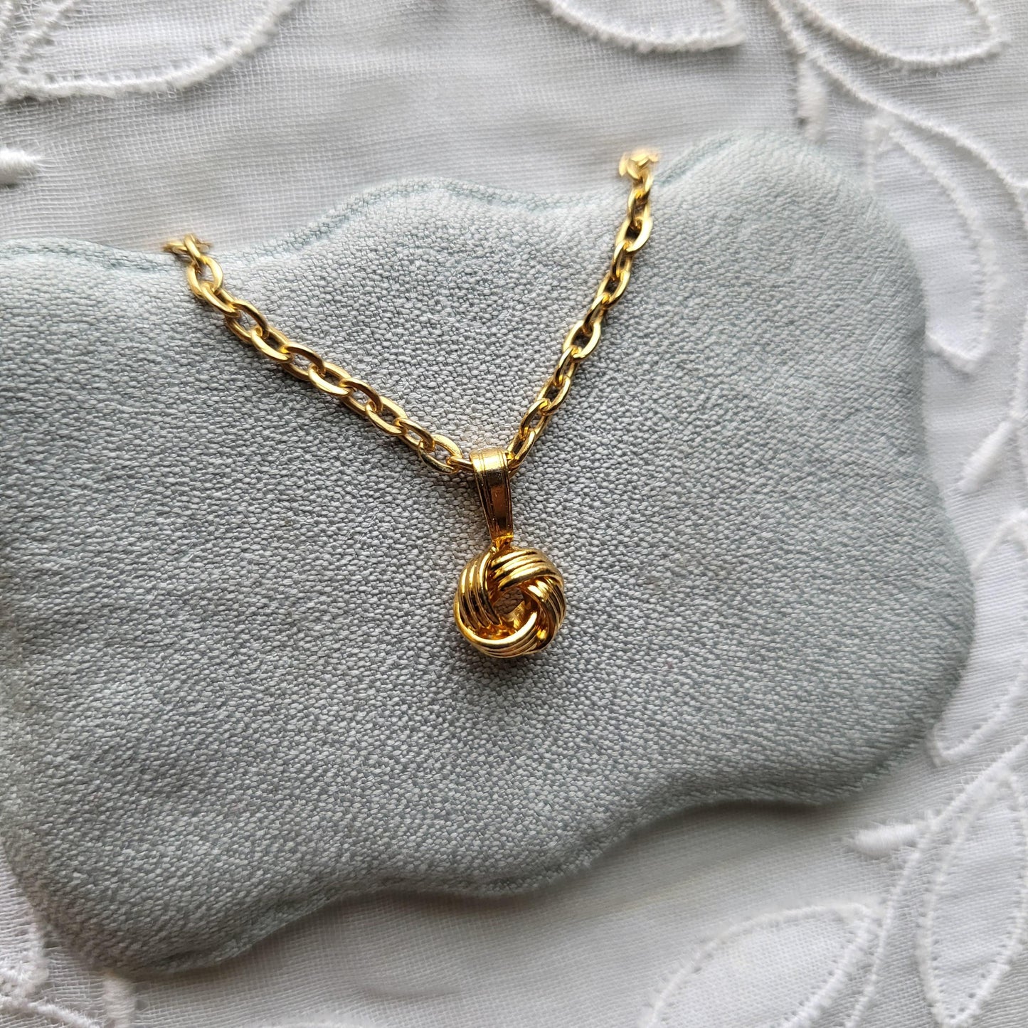 Necklace - Small Gold Knot Pendant Necklace