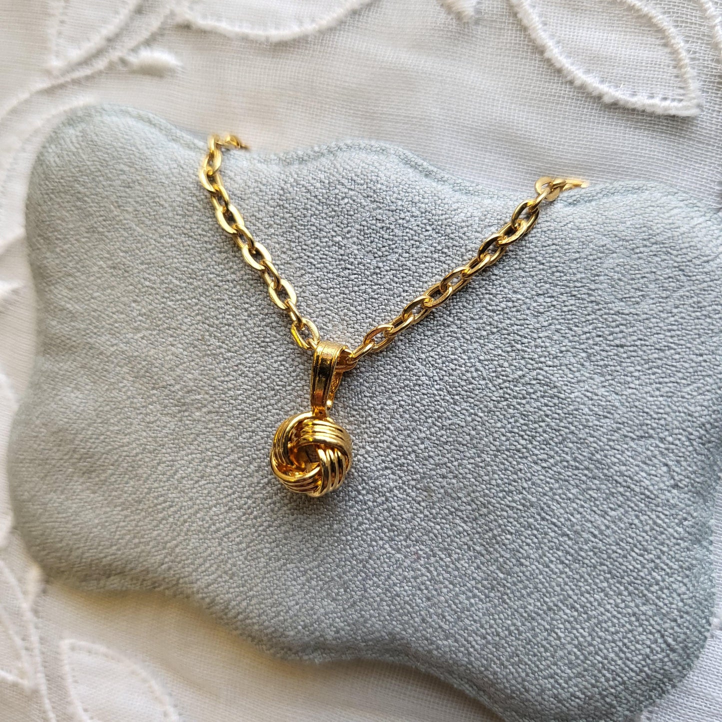 Necklace - Small Gold Knot Pendant Necklace