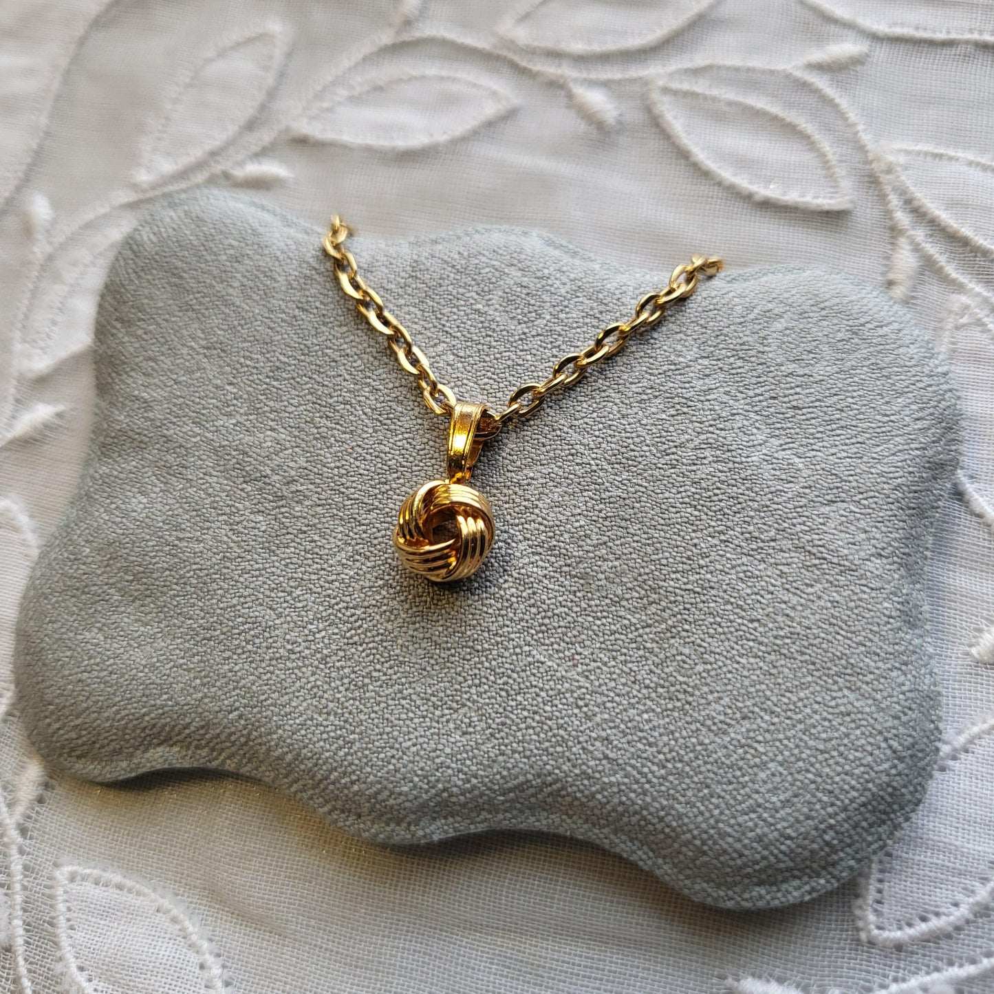 Necklace - Small Gold Knot Pendant Necklace