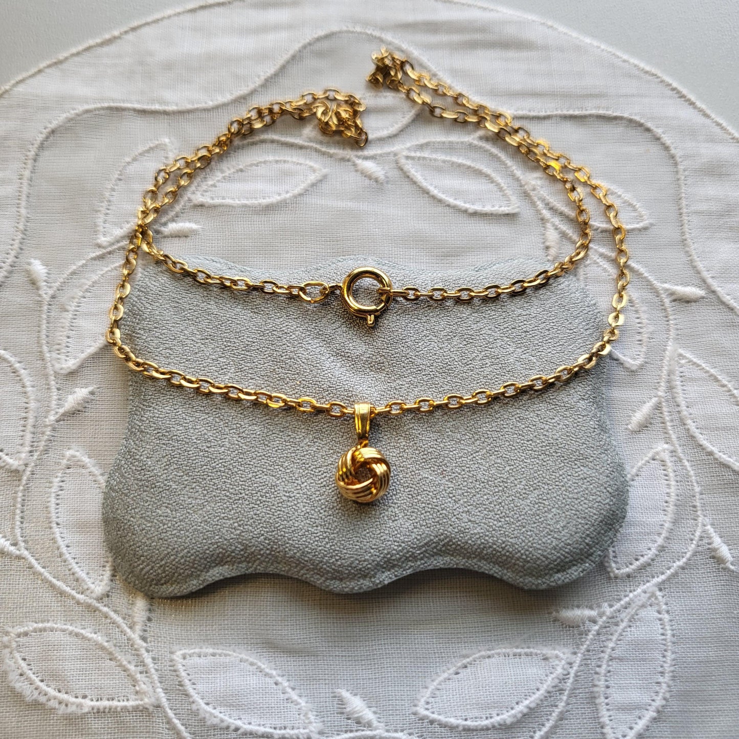 Necklace - Small Gold Knot Pendant Necklace