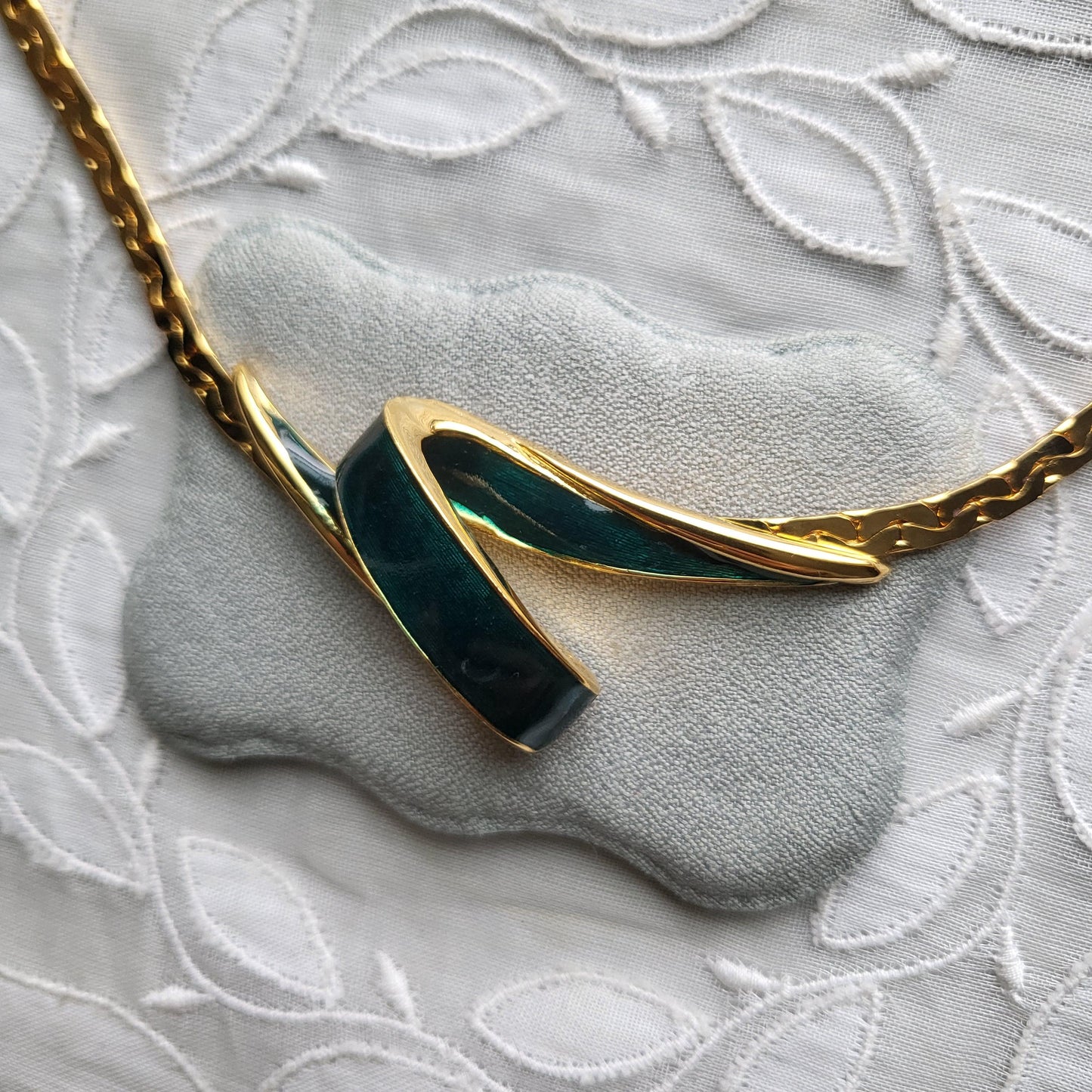 Necklace - Green Enamel Ribbon Chain Necklace