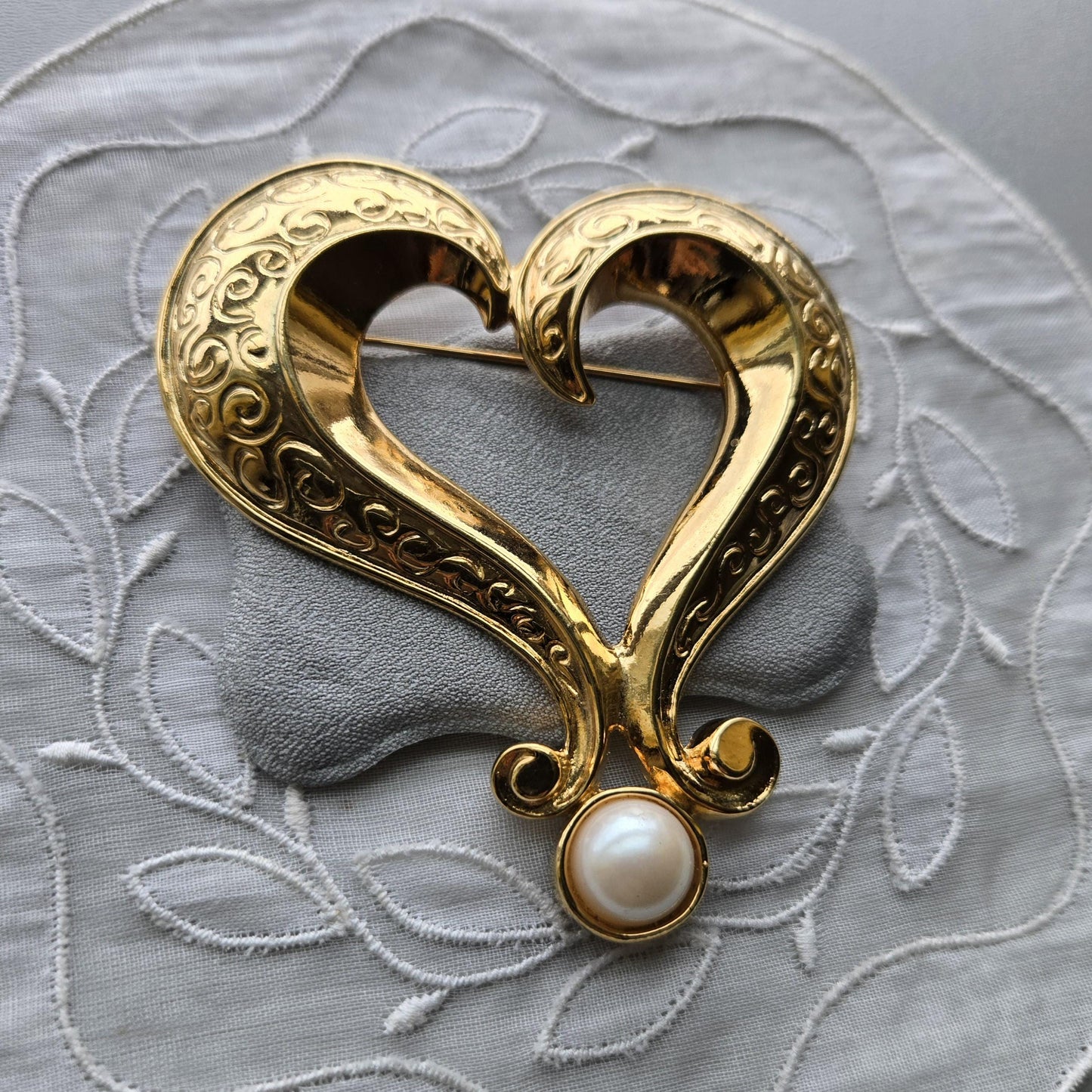 Brooch - Avon Big Pearl Heart Brooch