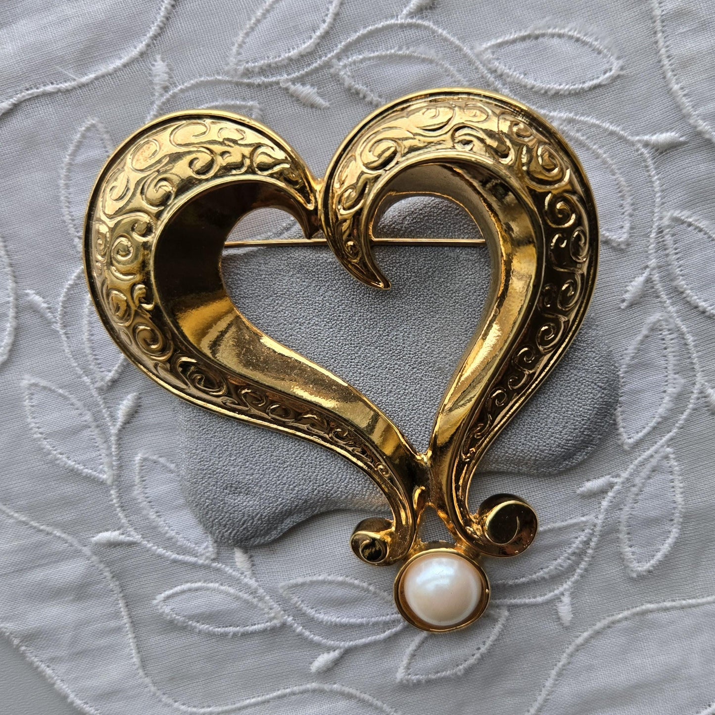 Brooch - Avon Big Pearl Heart Brooch