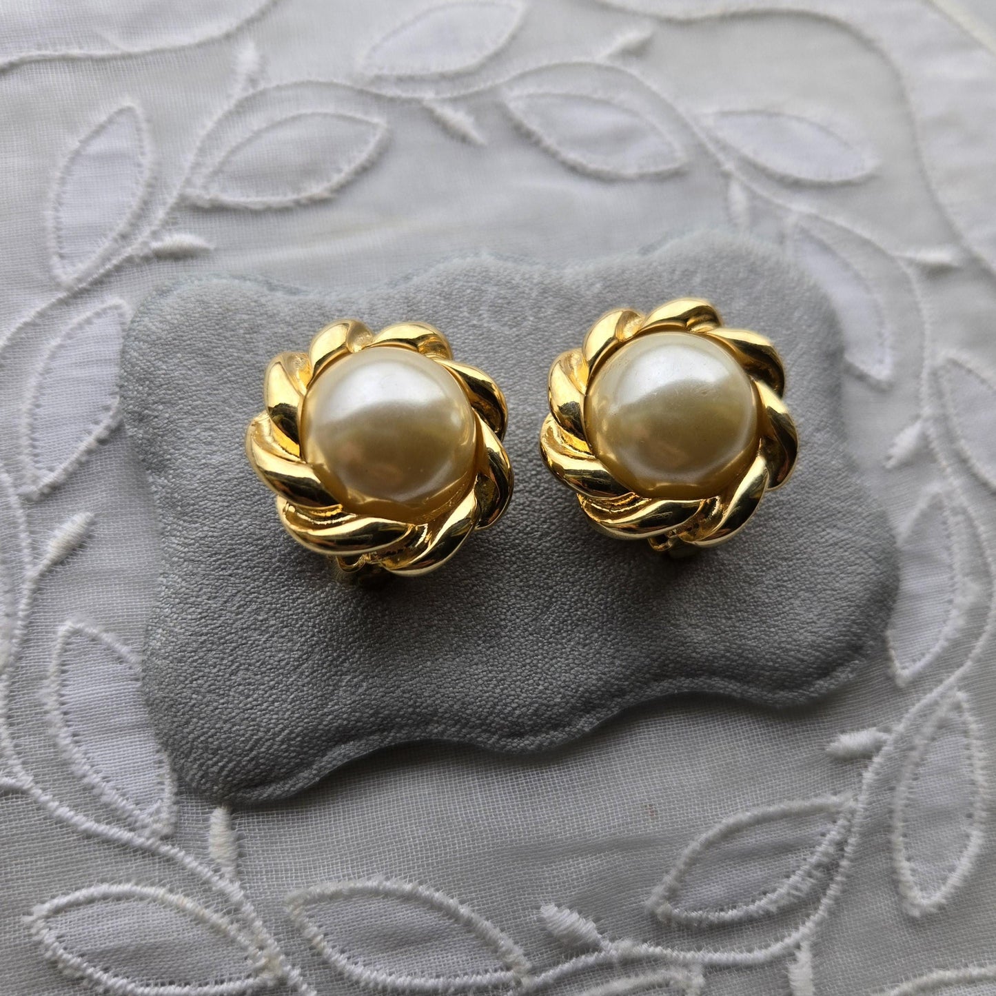 Clip on - Round Pearl Clip on Earrings