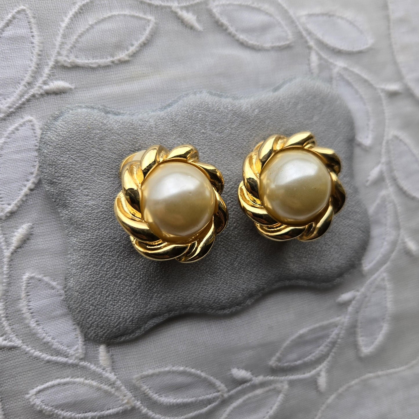 Clip on - Round Pearl Clip on Earrings