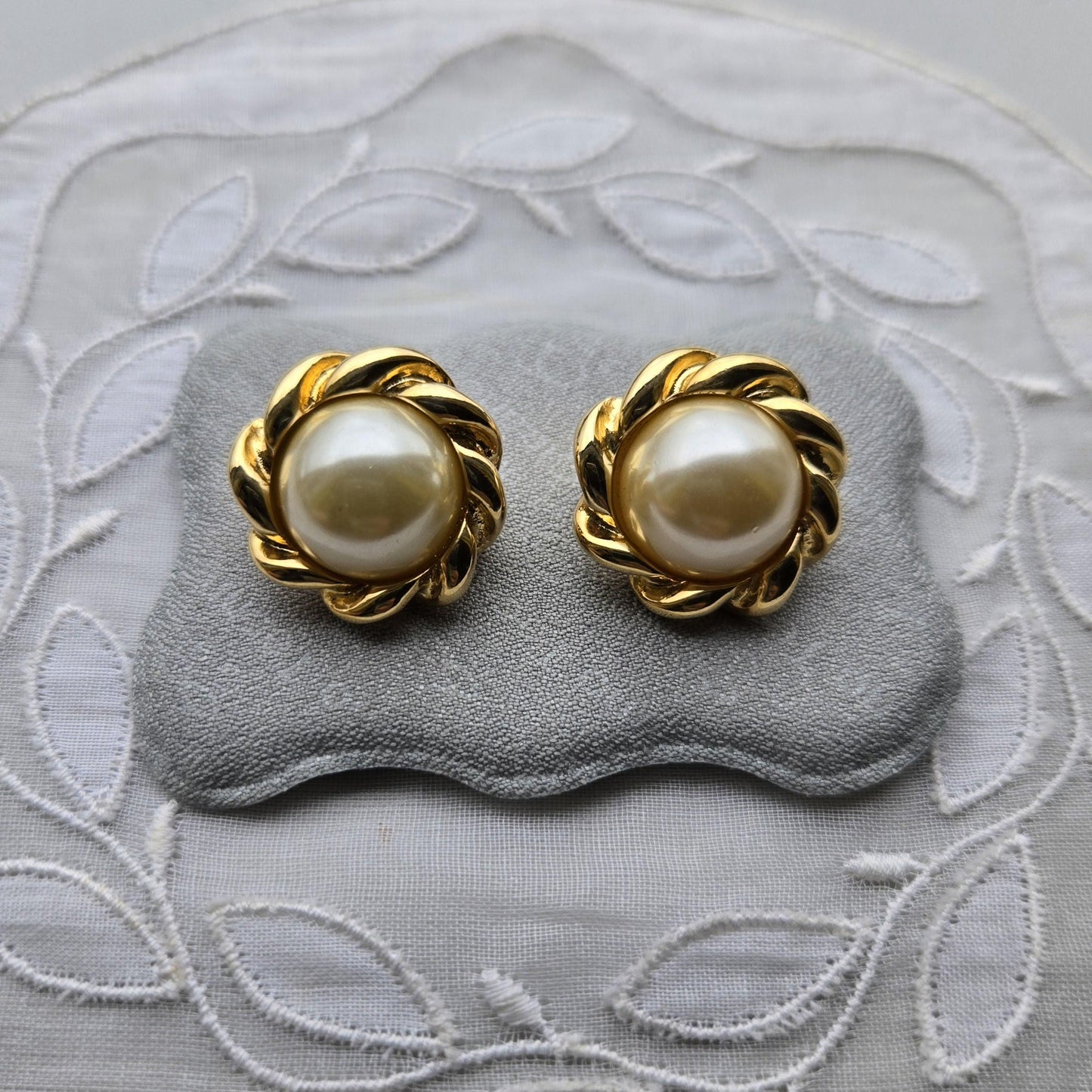 Clip on - Round Pearl Clip on Earrings
