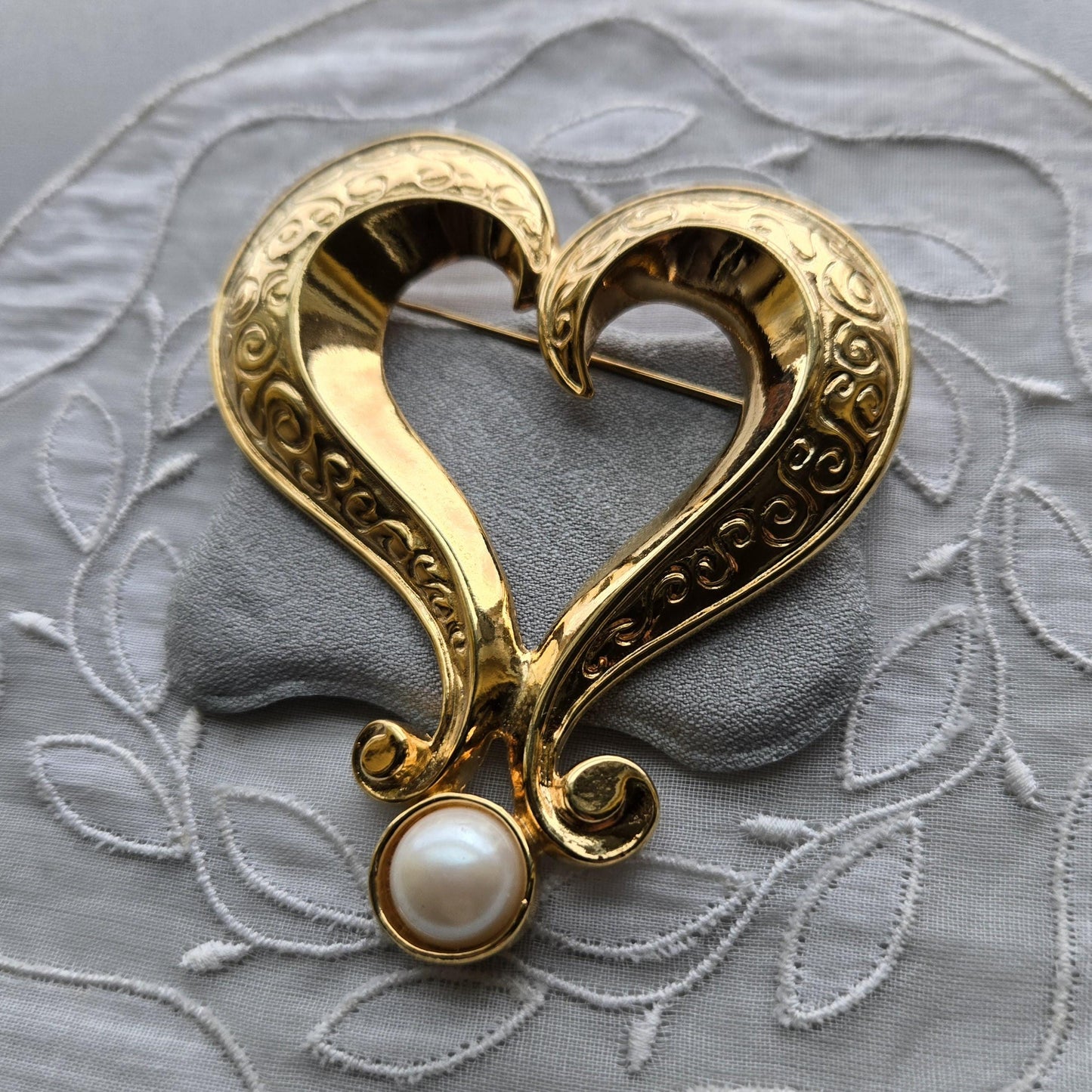 Brooch - Avon Big Pearl Heart Brooch