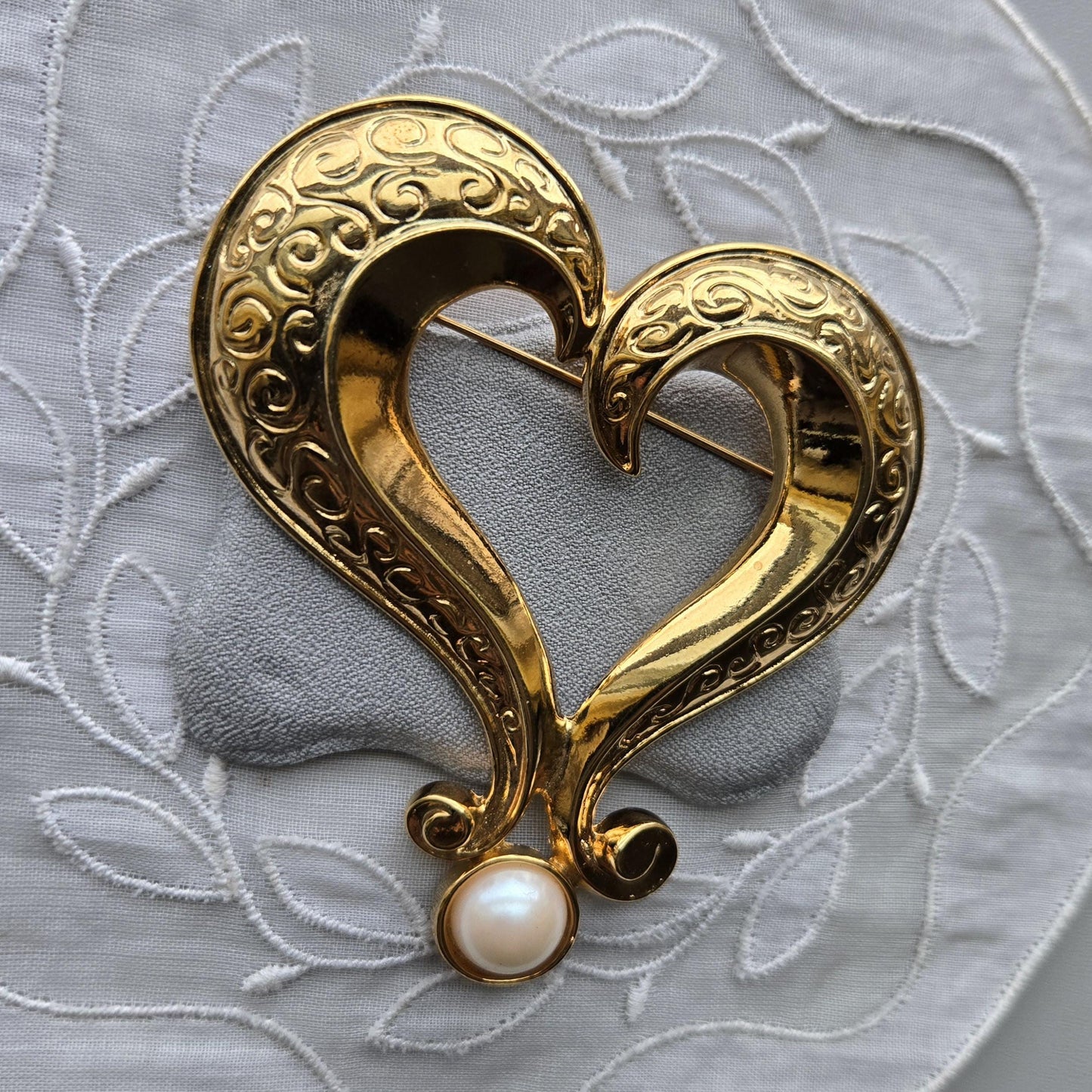 Brooch - Avon Big Pearl Heart Brooch