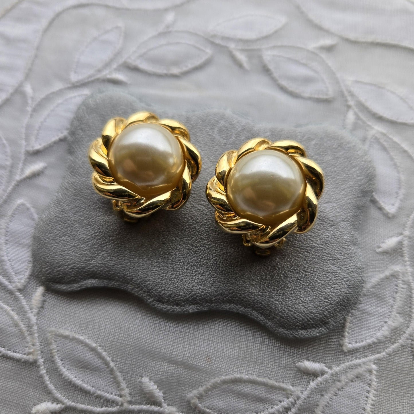 Clip on - Round Pearl Clip on Earrings