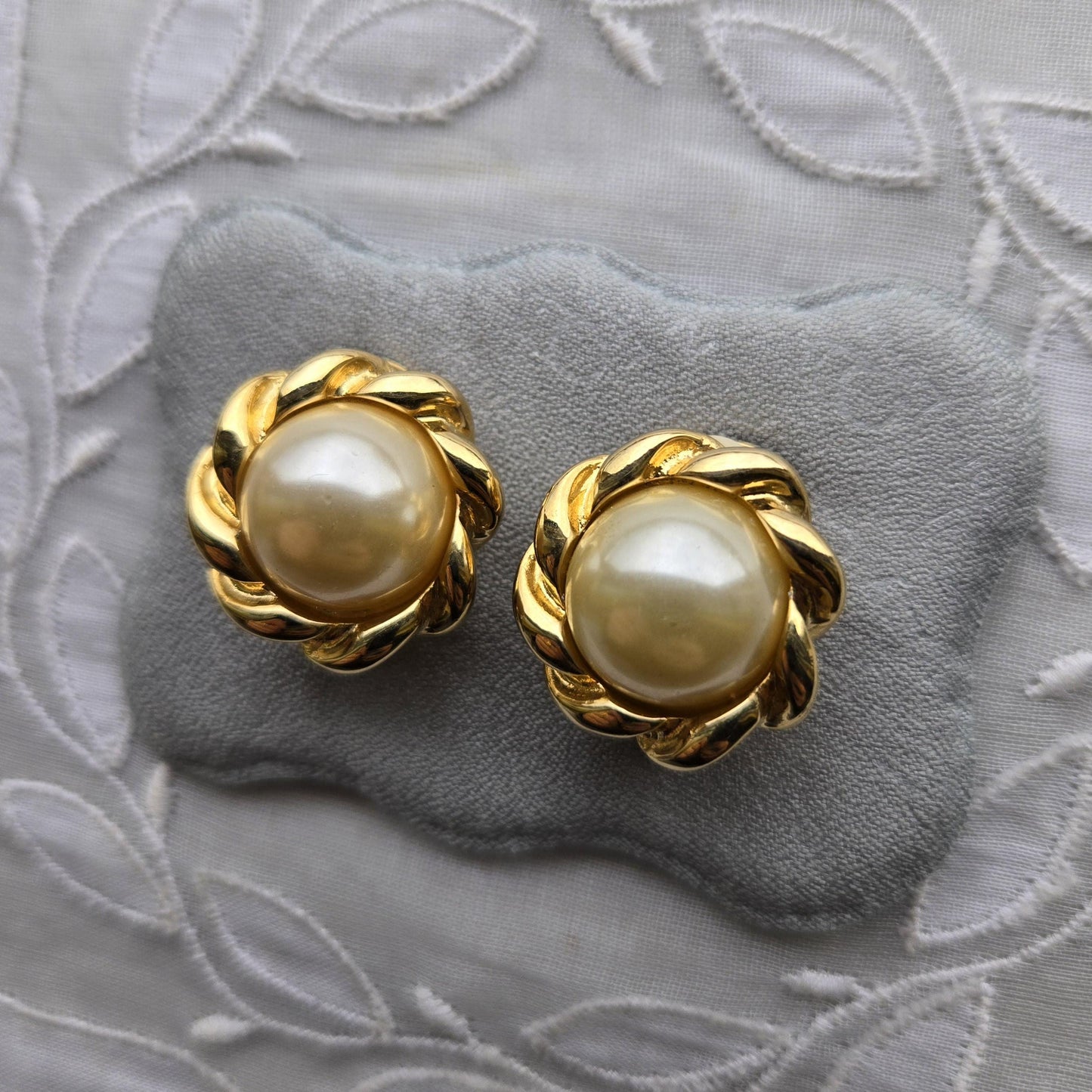 Clip on - Round Pearl Clip on Earrings