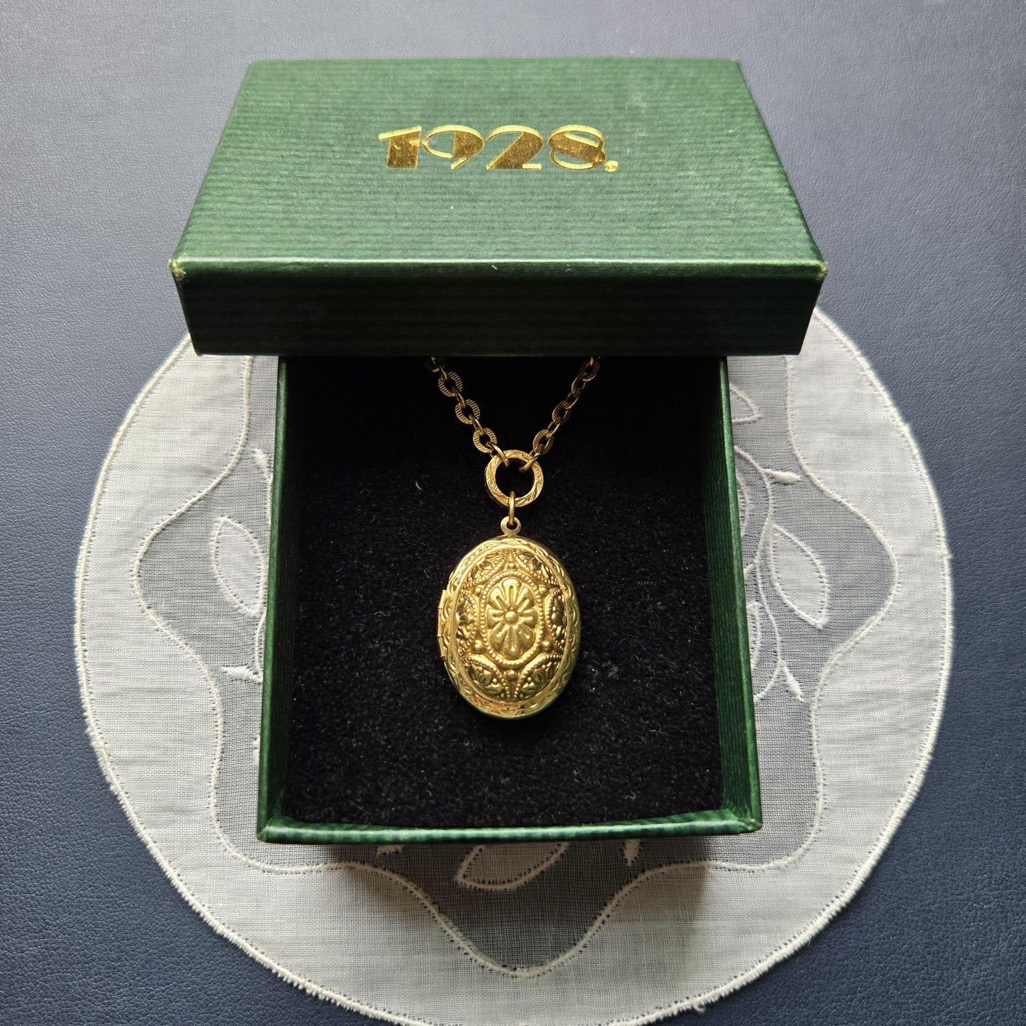 Necklace - 1928 Gold Oval Locket Pendant Necklace