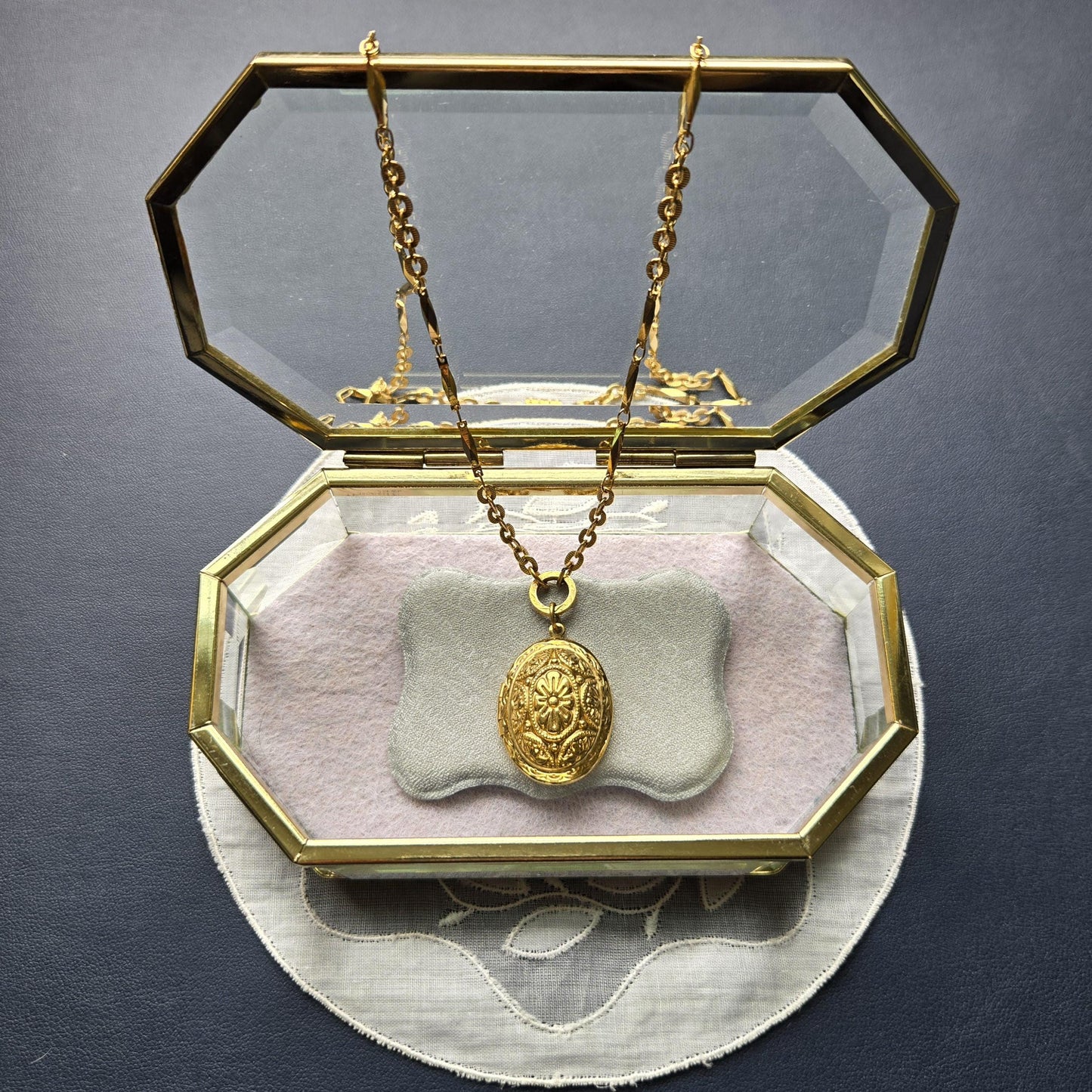 Necklace - 1928 Gold Oval Locket Pendant Necklace