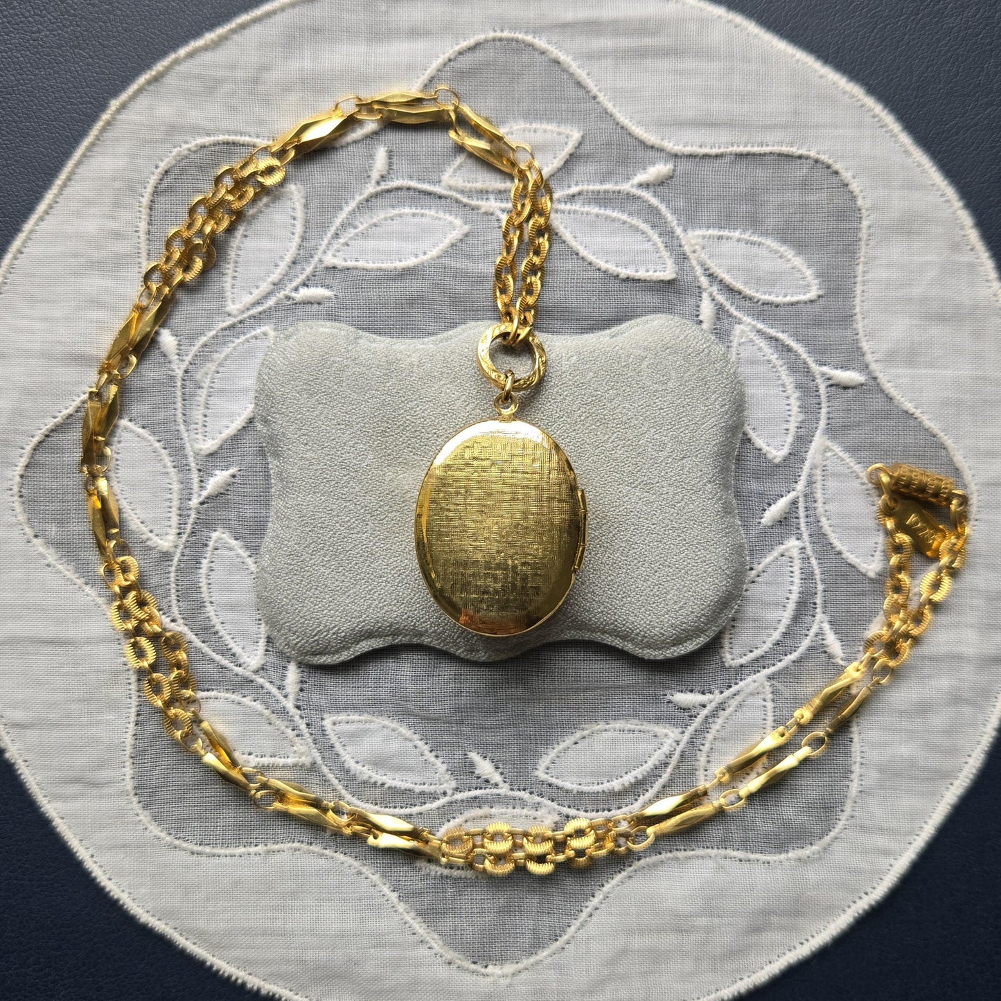Necklace - 1928 Gold Oval Locket Pendant Necklace