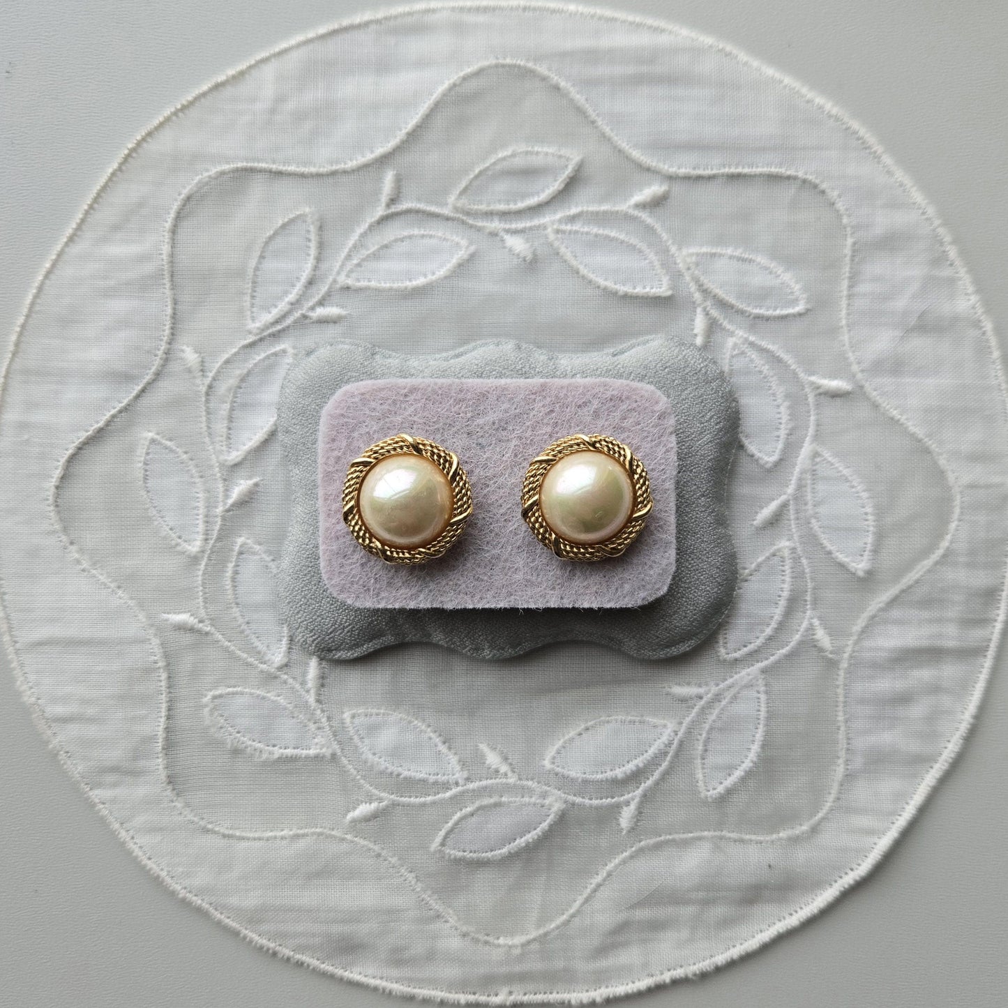Posts - Gold Twist Pearl Cabochon Stud Earrings
