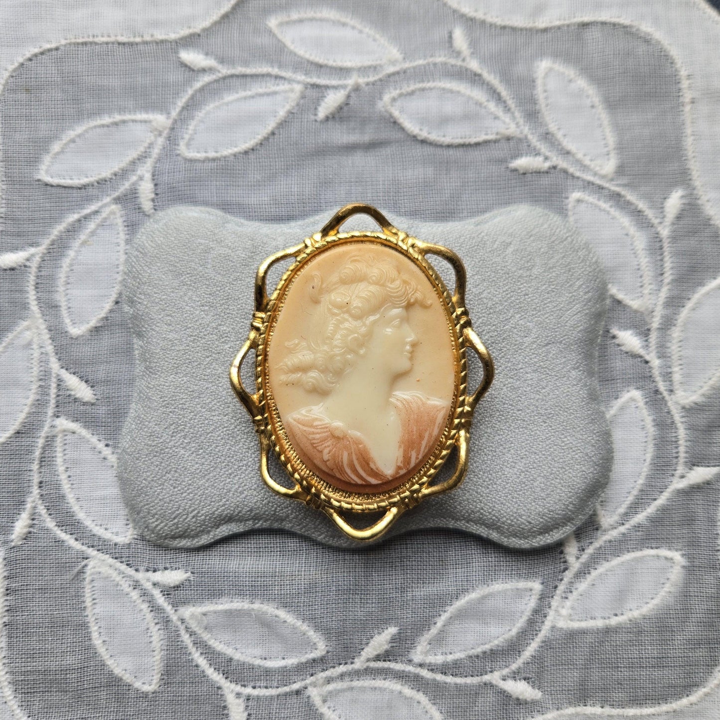 Brooch - Gold Ribbon Frame Cameo Brooch