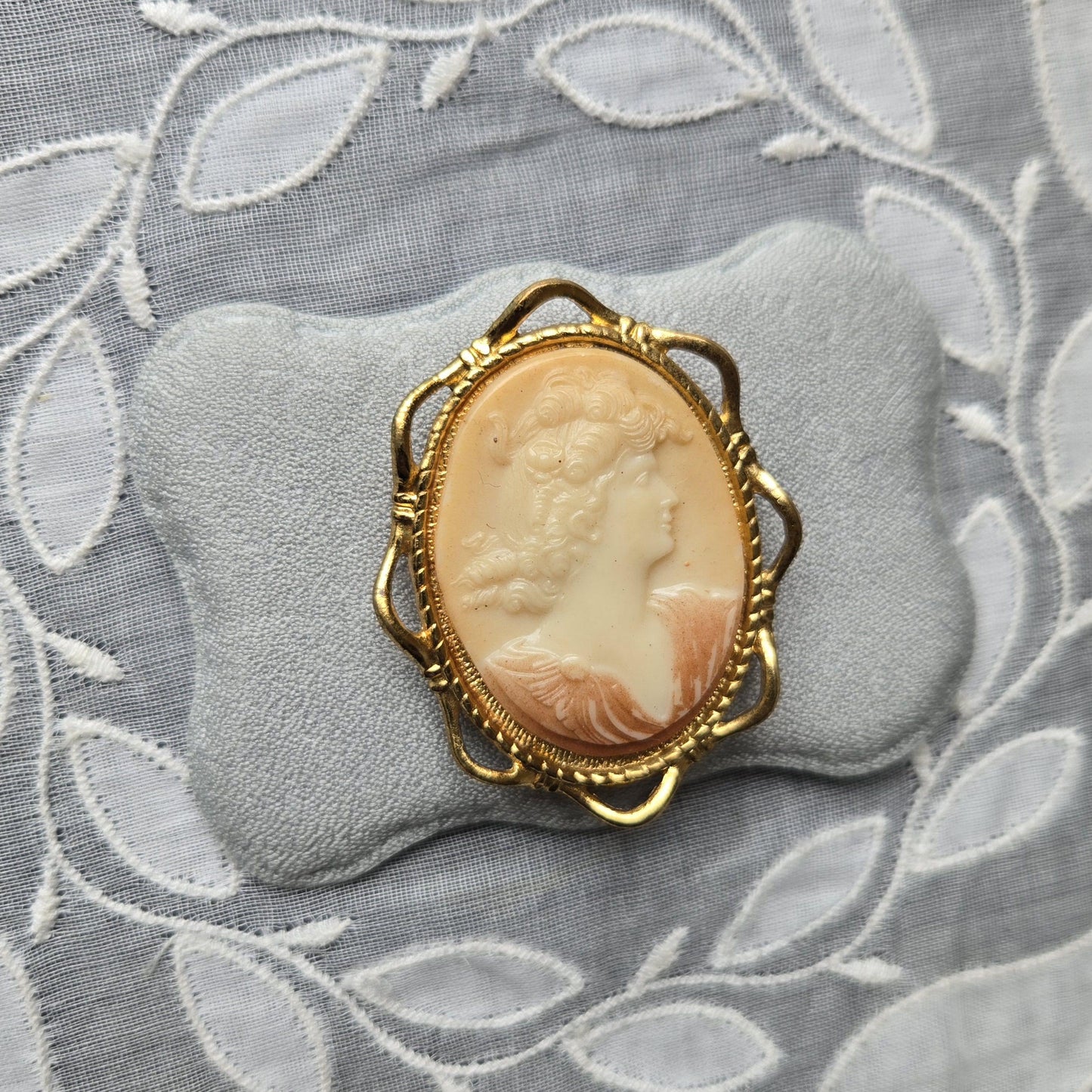 Brooch - Gold Ribbon Frame Cameo Brooch
