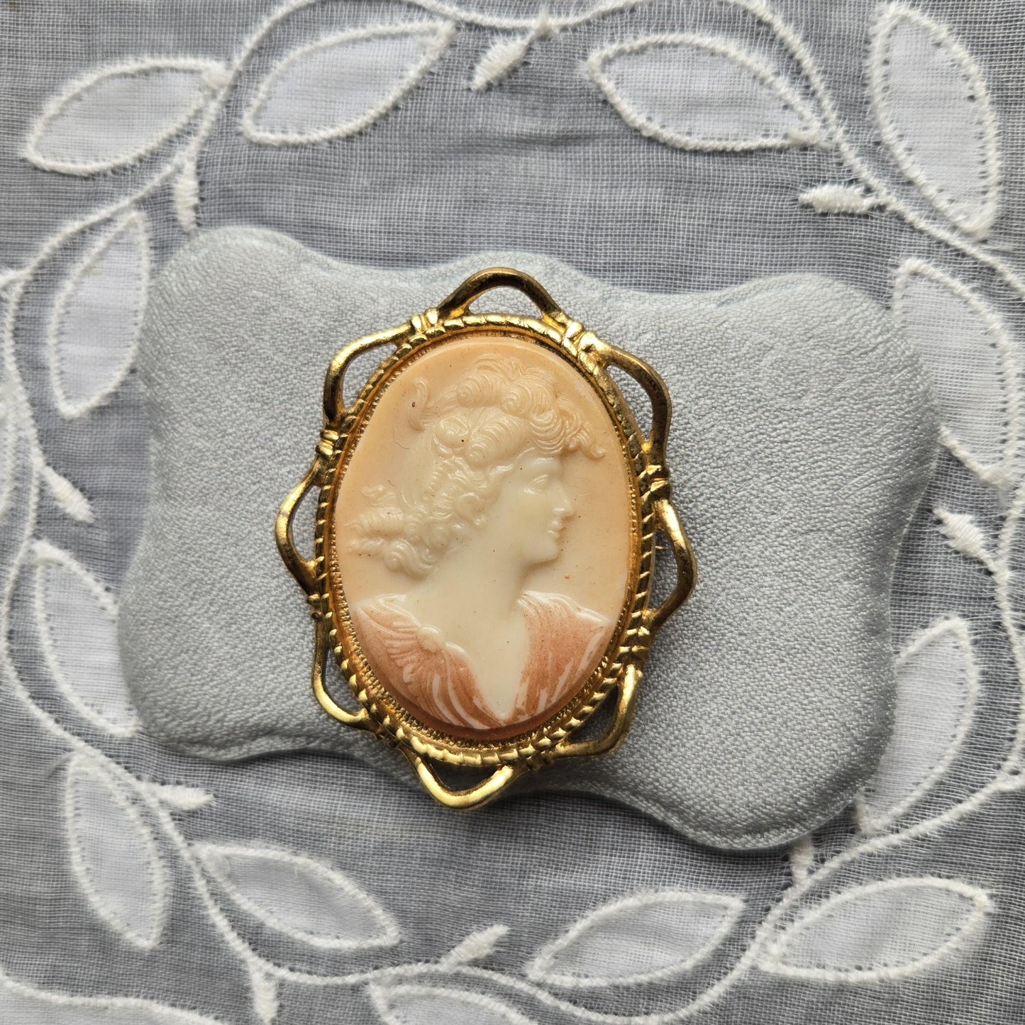 Brooch - Gold Ribbon Frame Cameo Brooch