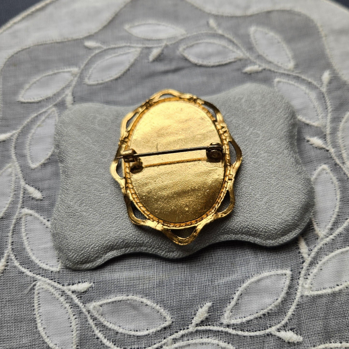 Brooch - Gold Ribbon Frame Cameo Brooch