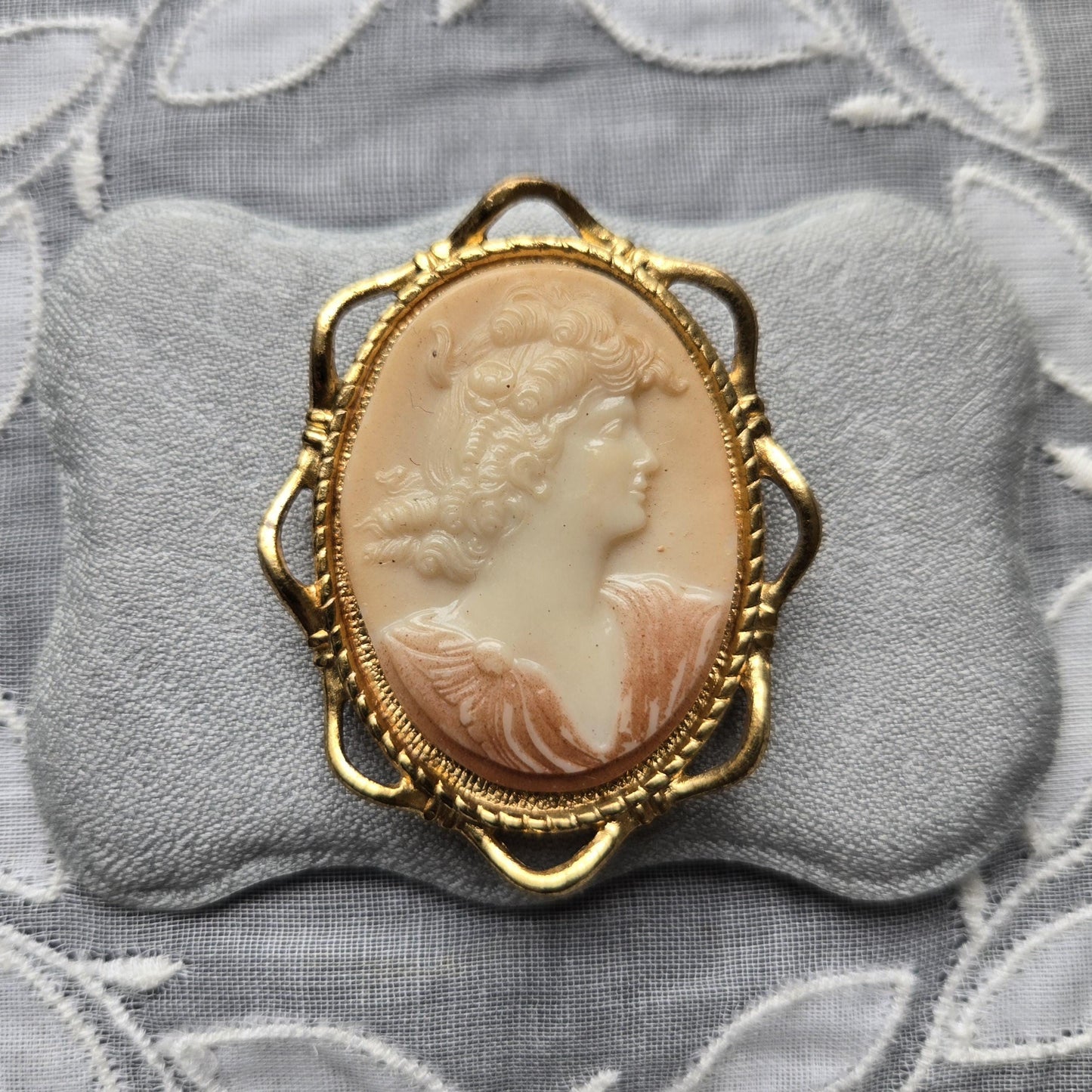 Brooch - Gold Ribbon Frame Cameo Brooch