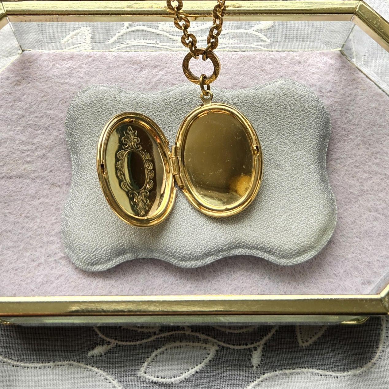 Necklace - 1928 Gold Oval Locket Pendant Necklace