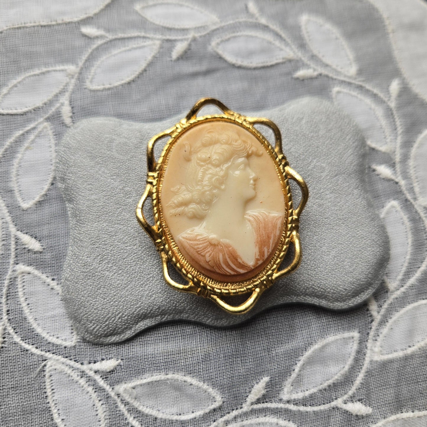Brooch - Gold Ribbon Frame Cameo Brooch