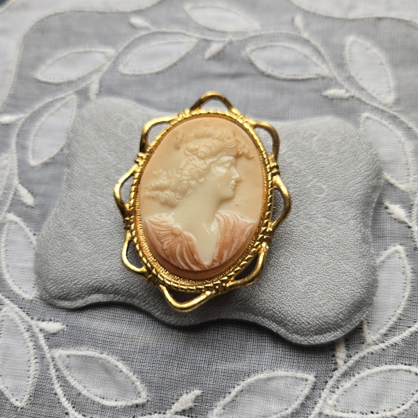 Brooch - Gold Ribbon Frame Cameo Brooch