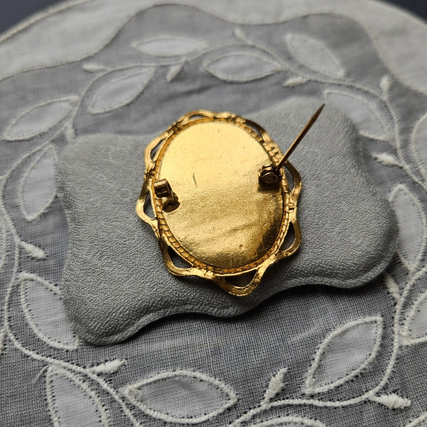 Brooch - Gold Ribbon Frame Cameo Brooch